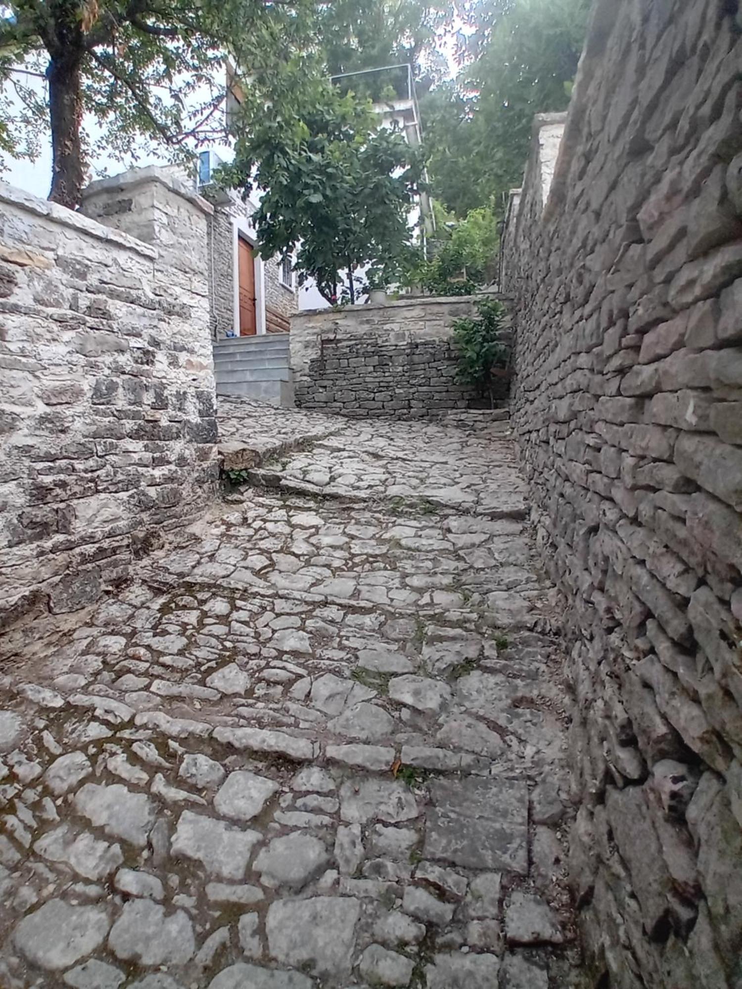 Arpet Guesthouse Gjirokastër Exterior foto