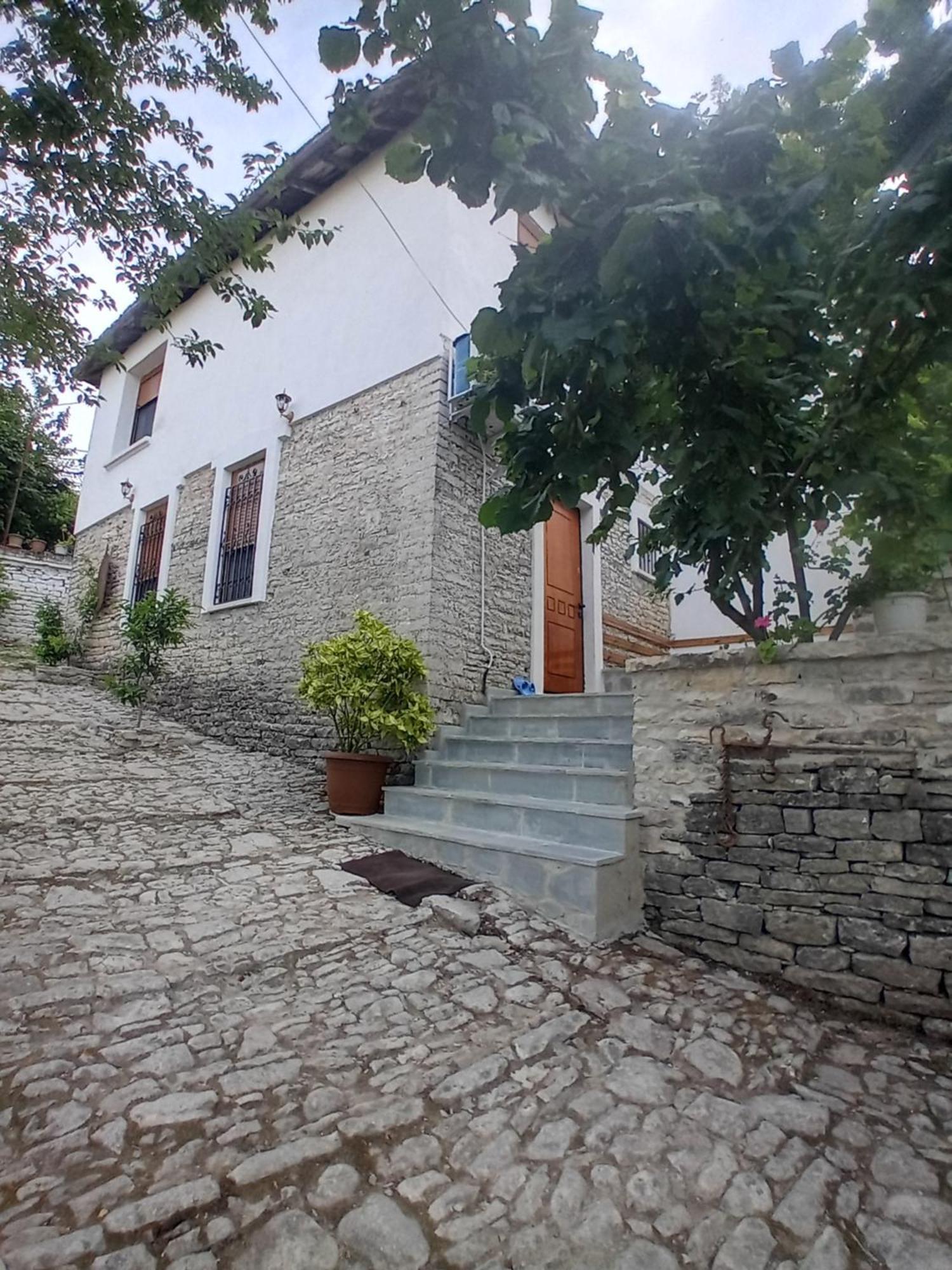 Arpet Guesthouse Gjirokastër Exterior foto