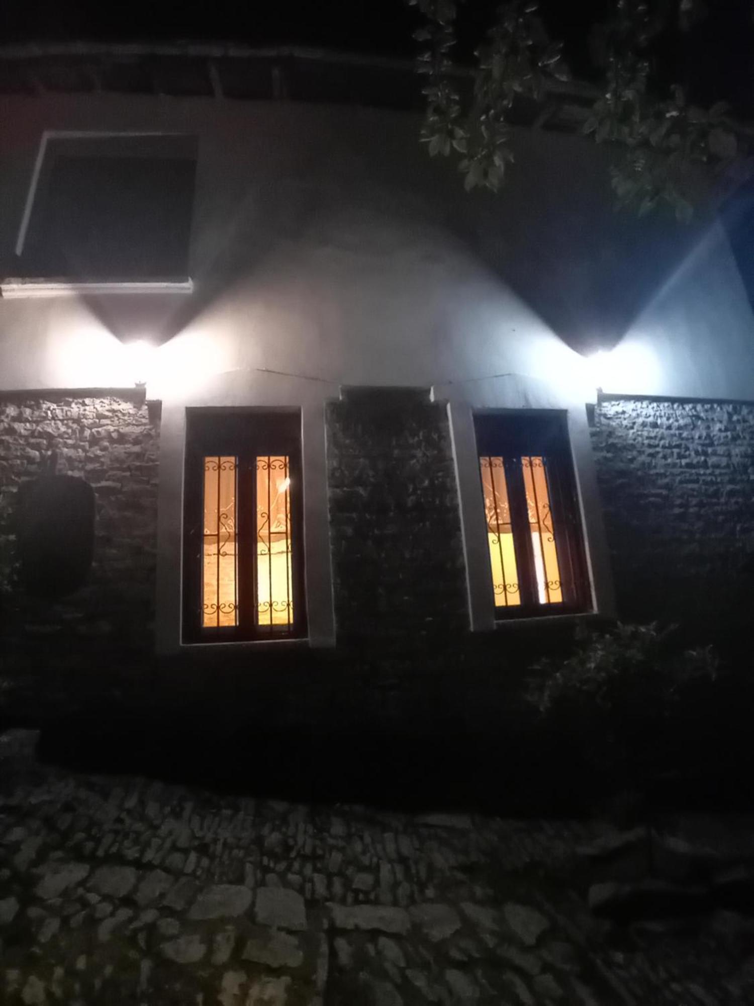 Arpet Guesthouse Gjirokastër Exterior foto